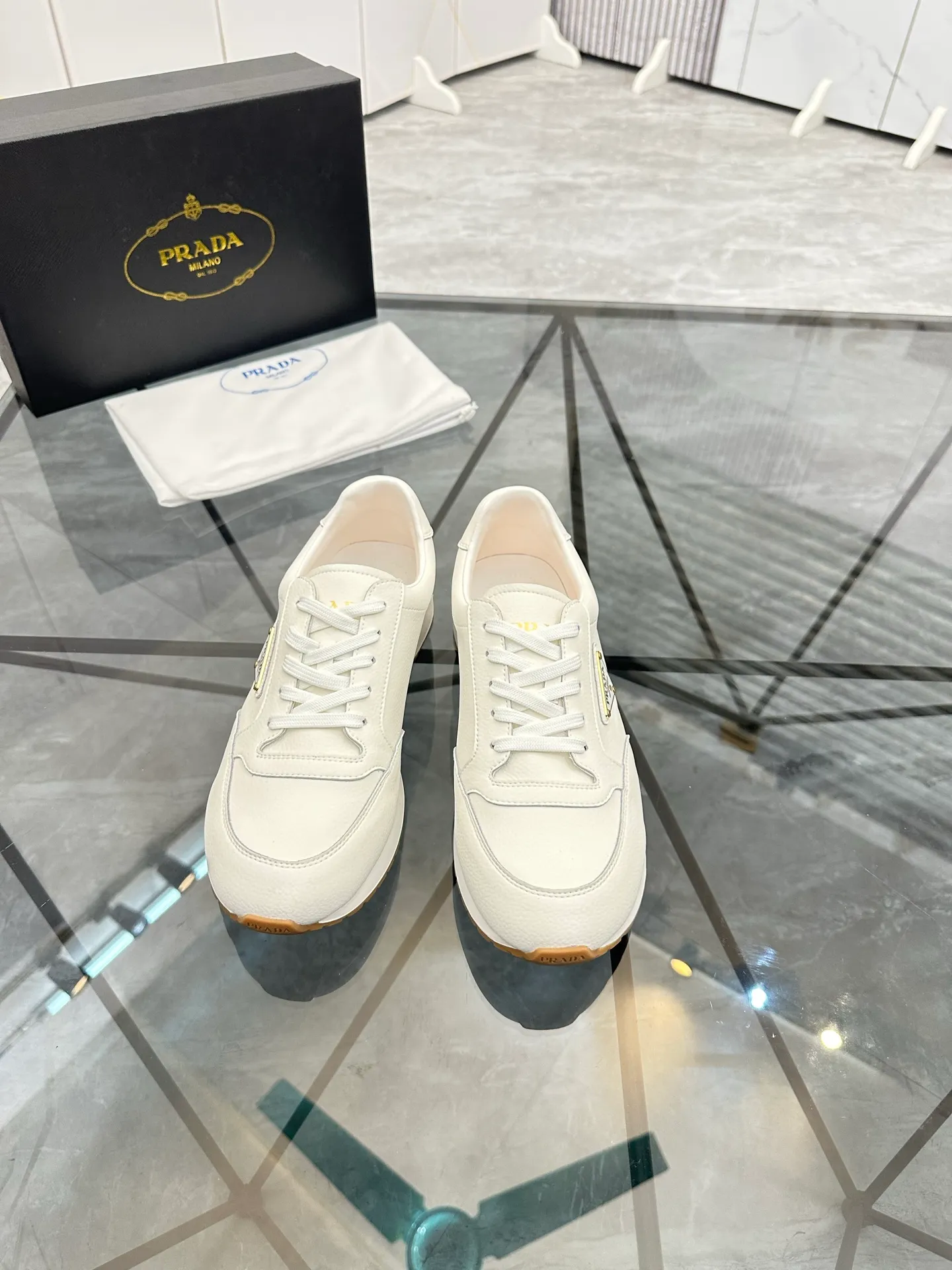 Men's shoes: 💰P420¥ Product trademark: Prada *"Prada*" low-top casual shoes Regular size: 38-44 (can be customized to 45) Product materials: imported cowhide upper, sheepskin lining, original outsole. Number: 020
